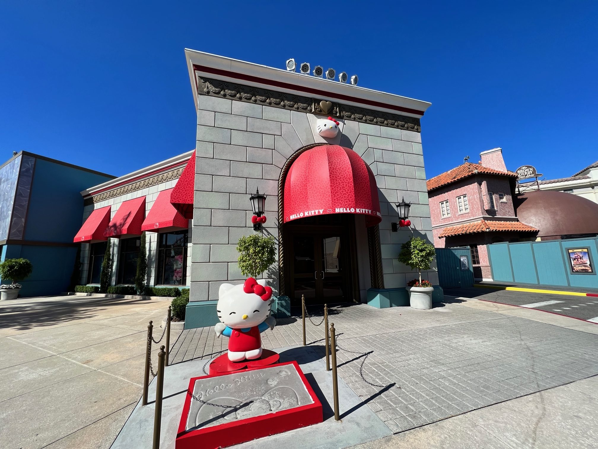 Hello Kitty Store now open at Universal Studios Florida 